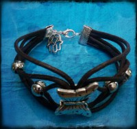 Pulsera marrón cuero con detalle de manita, mariposa y perlas plateadas
