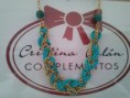 Collar corto turquesa y dorado con cuencas azules turquesas